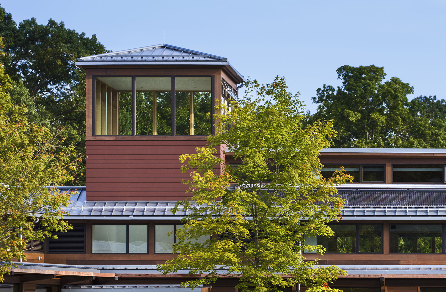 <p>A tower over the Kohler Center’s lobby serves as a solar chimney. Natural convection draws hot air to this high point and draws in cool air through the earth duct or low-level windows distributed around the building. The tower also marks the building’s entrance and brings diffused natural light to the lobby below.</p>
