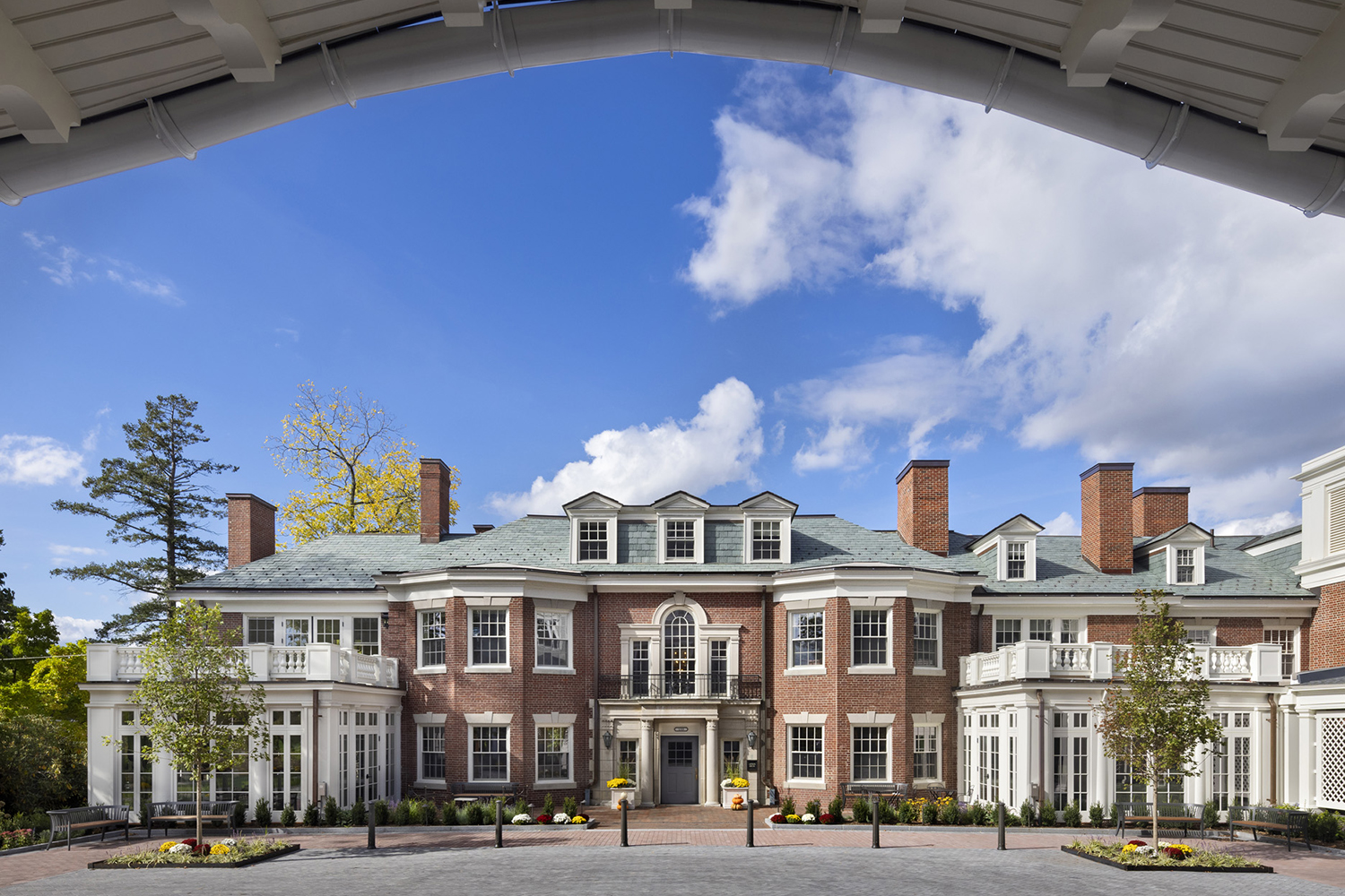 <p>The restored <span>Georgian Revival&nbsp;</span>Mitton House connects to the main entrance via a central piazza and covered breezeway. The three-story building sets the human scale for the rest of the campus. (Francis Dzikoiwski/OTTO)</p>